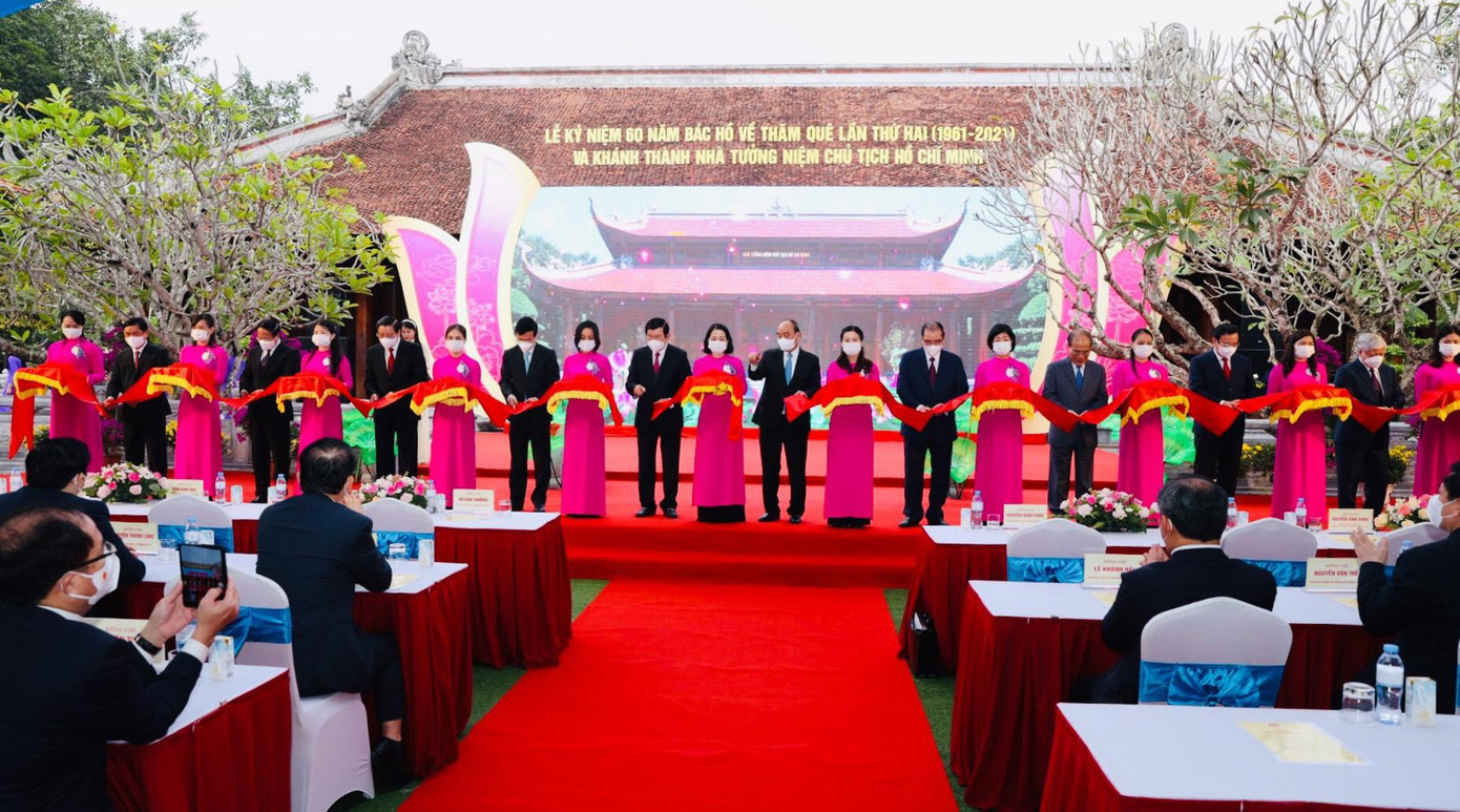 Đại biểu cắt băng khánh thành Nhà tưởng niệm Chủ tịch Hồ Chí Minh. Đại biểu cắt băng khánh thành Nhà tưởng niệm Chủ tịch Hồ Chí Minh.