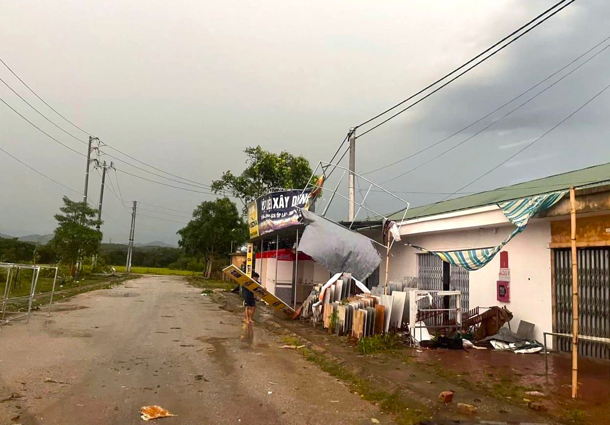 Được biết, mưa lốc còn xảy ra tại một số khu vực của huyện Kỳ Sơn, Quế Phong.