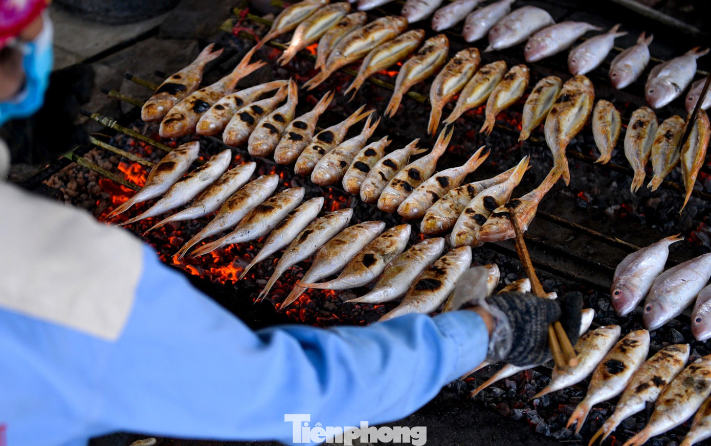 Ngoài ra, đến với Cửa Lò, du khách còn có thể tham quan, trải nghiệm hoạt động đánh bắt cá của ngư dân, tìm về nghề nướng cá truyền thống của người dân Cửa Lò.