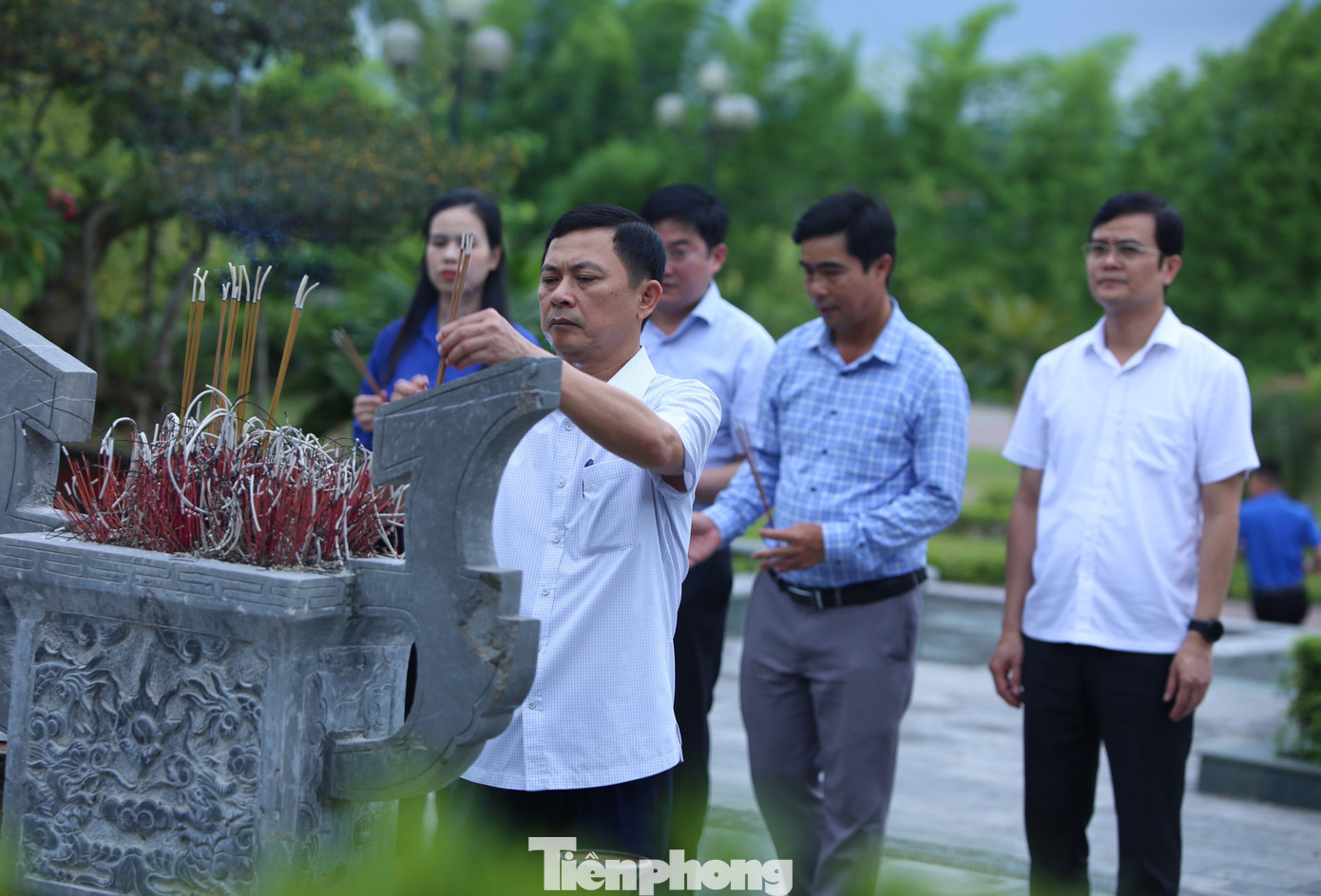Ông Lê Ngọc Châu - Phó Chủ tịch UBND tỉnh Hà Tĩnh dâng hương tại phần mộ anh hùng, liệt sỹ Lý Tự Trọng.