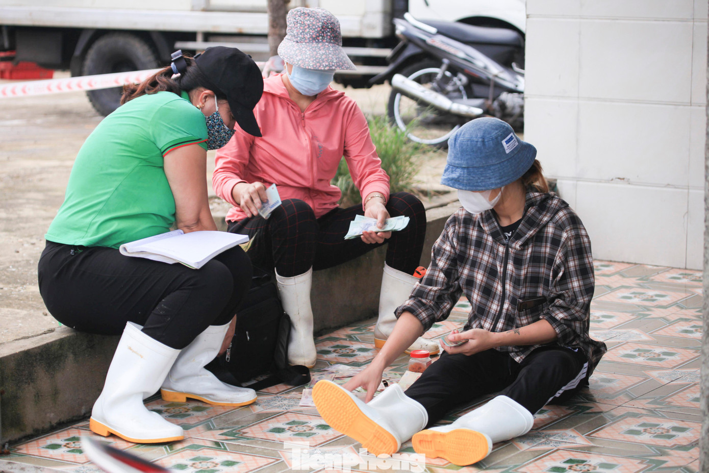 Tiểu thương thanh toán tiền mua hải sản với chủ thuyền. Những công việc này đều do phụ nữ phụ trách.