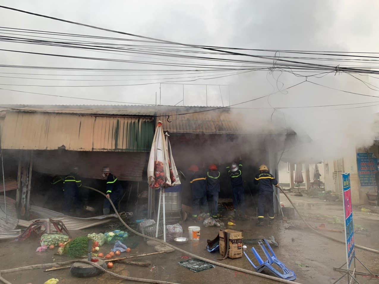 Nguyên nhân ban đầu được xác định do cháy lan từ cột điện phía ngoài vào ki ốt.