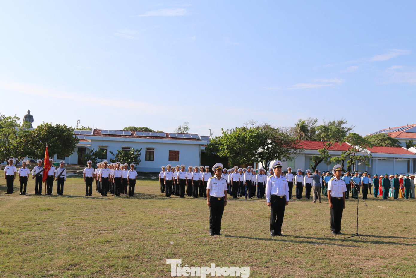 10 lời thề danh dự của quân nhân được vang lên dõng dạc "Chúng tôi, quân nhân trong Quân đội Nhân dân Việt Nam, lấy danh dự người chiến sỹ cách mạng, xin thề dưới lá cờ vinh quang của Tổ quốc..."