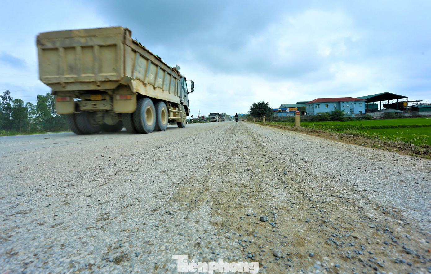 Dọc 2 bên QL46, đất, cát, đá dăm rơi vãi đầy đường, nguy cơ tiềm ẩn nguy cơ tai nạn giao thông.