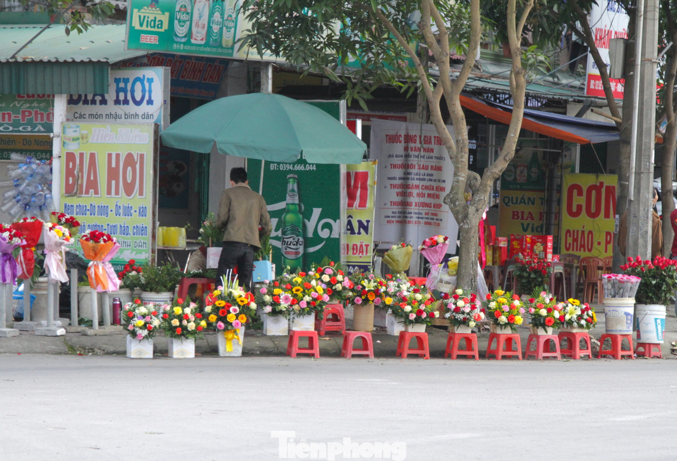 Không chỉ những cửa hàng bày bán hoa quà ngày lễ, tranh thủ những ngày này nhiều người dân cũng nhập hoa về tự cắm để phục vụ khách. Dọc các tuyến đường như Nguyễn Phong Sắc, Lê Hồng Phong, Lê Duẩn, Quang Trung đầy những tiệm hoa vỉa hè này.