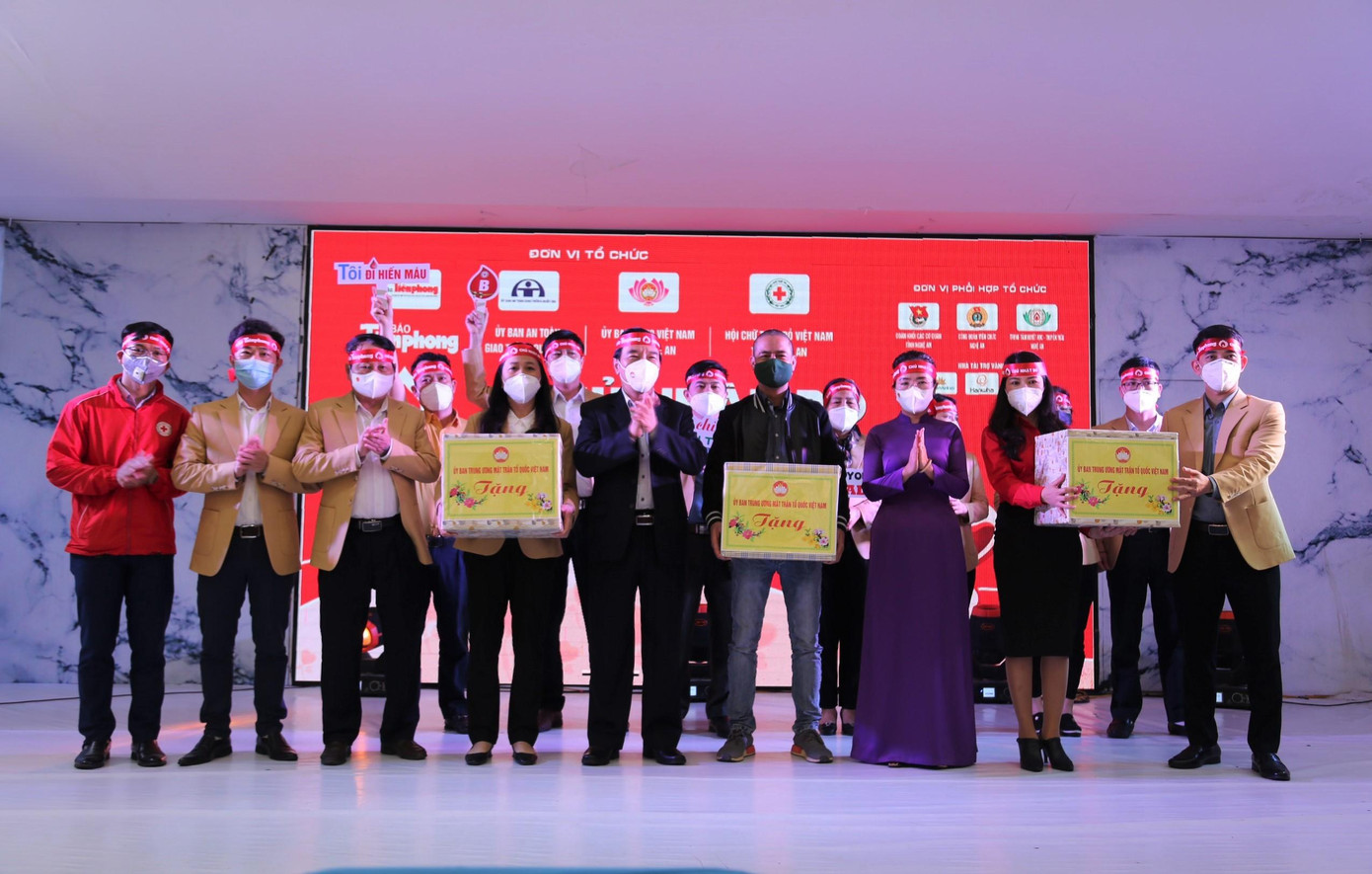 Bà Võ Thị Minh Sinh - Chủ tịch Ủy ban MTTQ tỉnh Nghệ An tặng quà cho Báo Tiền Phong và Hội Chữ thập đỏ tỉnh Nghệ An.