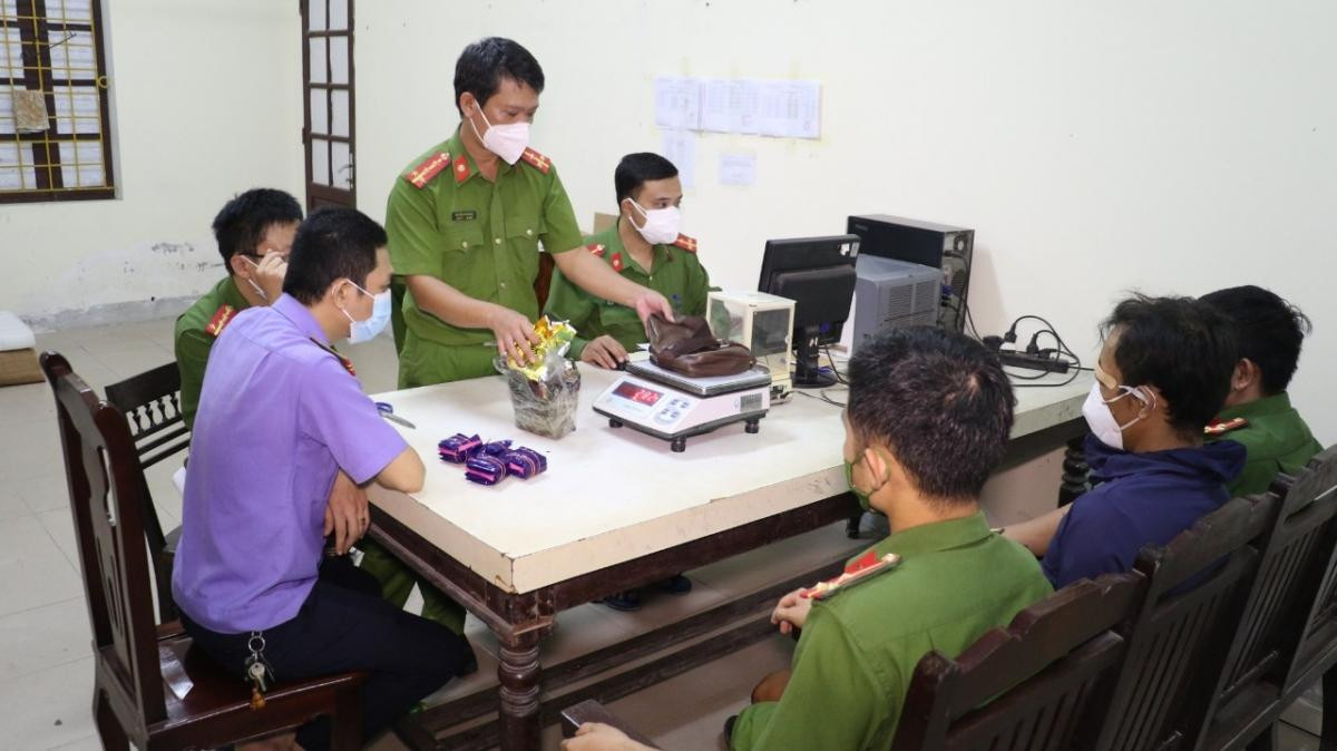 Lực lượng chức năng kiểm đếm tang vật.