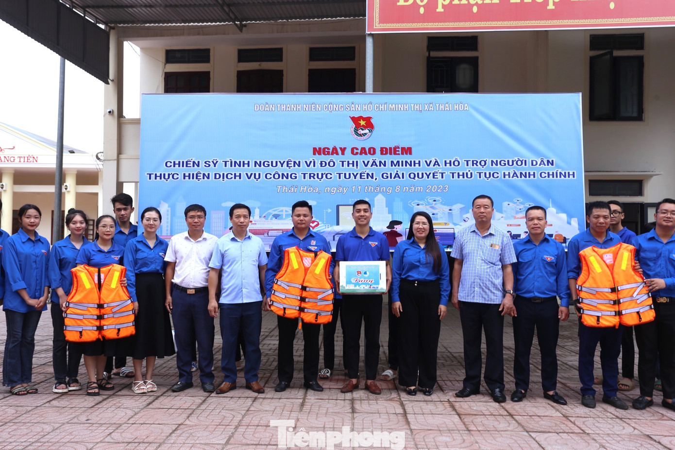 Trao tặng áo phao đến cho đoàn viên trong ngày cao điểm chiến sĩ tình nguyện.