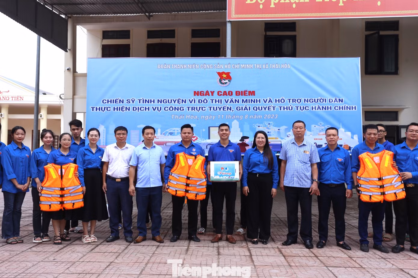 Trao tặng áo phao đến cho đoàn viên trong ngày cao điểm chiến sĩ tình nguyện.