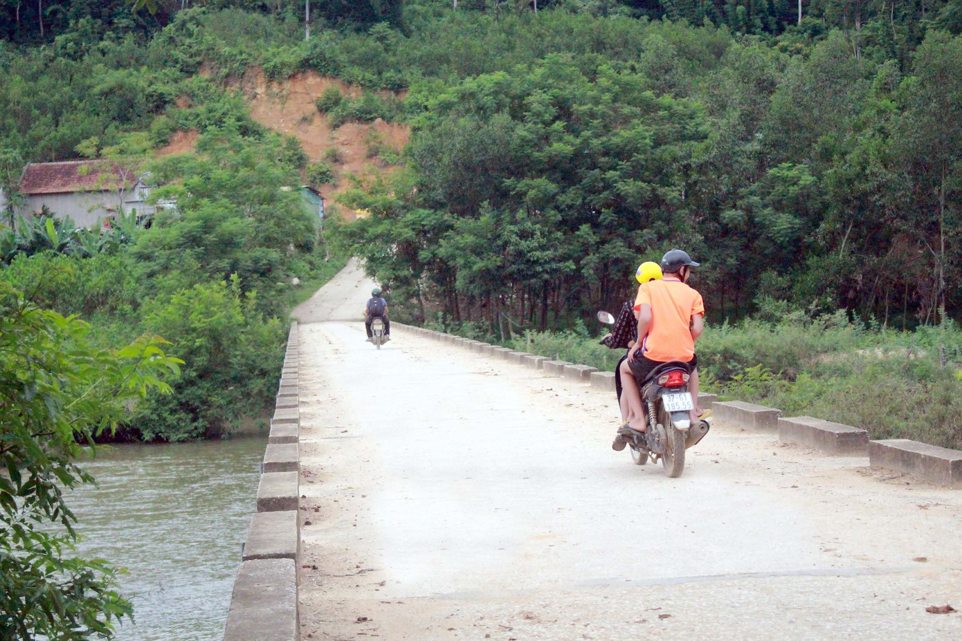 Cầu bắc qua Sông Hiếu dẫn vào Trung tâm hành chính xã Châu Thắng, huyện Quỳ Châu (Nghệ An). Ảnh: Lương Nga.