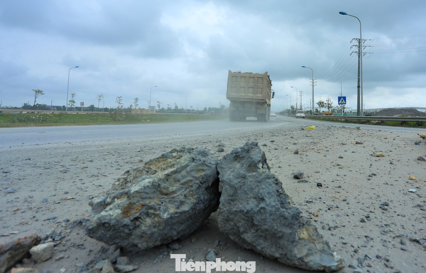 Đất đá rơi vãi trên đường gây nguy hiểm cho các phương tiện giao thông.