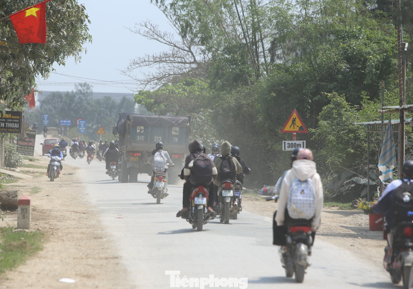 Tuyến tỉnh lộ 542E có mặt đường nhỏ nhưng lưu lượng xe đi qua rất lớn. Nơi đây cũng xuất hiện dày đặc các xe ben, xe tải trọng lớn chạy qua gây ra nỗi ám ảnh cho người đi đường. Ngày 6/3/2023, tại xã Hưng Trung (Hưng Nguyên, Nghệ An) đã xảy ra một vụ tai nạn thương tâm khi xe ben đâm vào xe máy khiến 3 mẹ con tử vog.