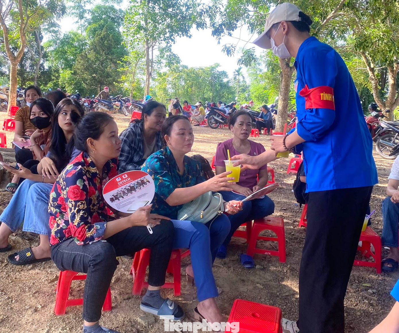 Không chỉ trao tặng thí sinh, những cốc nước mía mát lạnh còn được trao tặng các phụ huynh ngồi chờ ngoài cổng trường.