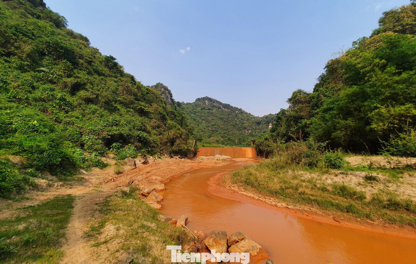 Ông Nguyễn Viết Xuân (trú xã Châu Quang, huyện Quỳ Hợp) cho biết, trước đây người dân địa phương vẫn thường lấy nước dưới sông Nậm Tôn để uống, đun nấu, sinh hoạt và tưới tiêu nông nghiệp. Tuy nhiên, gần đây dòng sông bị ô nhiễm nghiêm trọng, nguồn nước không còn sử dụng được. Ông Nguyễn Viết Xuân (trú xã Châu Quang, huyện Quỳ Hợp) cho biết, trước đây người dân địa phương vẫn thường lấy nước dưới sông Nậm Tôn để uống, đun nấu, sinh hoạt và tưới tiêu nông nghiệp. Tuy nhiên, gần đây dòng sông bị ô nhiễm nghiêm trọng, nguồn nước không còn sử dụng được.