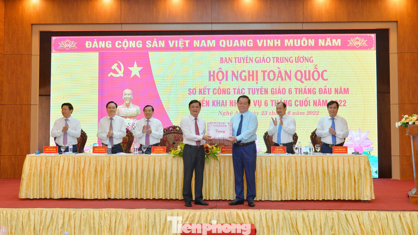 Bí thư Tỉnh ủy Nghệ An Thái Thanh Quý phát biểu chào mừng Hội nghị và nhận món quà kỷ niệm từ Bí thư Trung ương Đảng, Trưởng ban Tuyên giáo Trung ương Nguyễn Trọng Nghĩa.