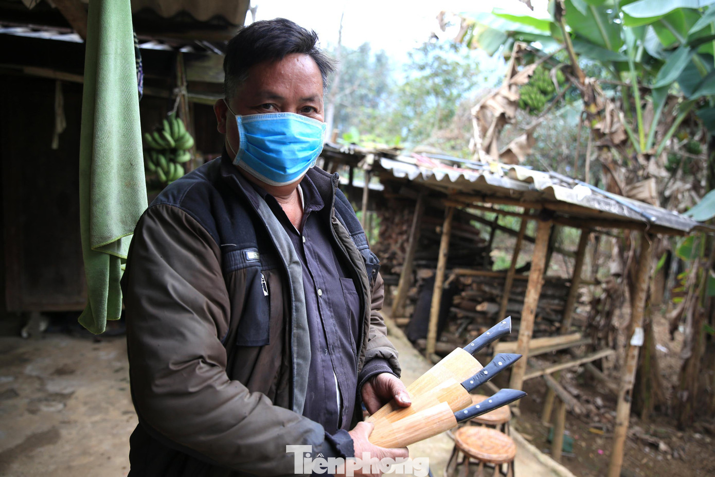 Nếu đồng bào dân tộc Thái nổi tiếng với những bức thổ cẩm rực rỡ thì đồng bào dân tộc Mông được nhiều người biết đến với nghề rèn truyền thống. Nếu đồng bào dân tộc Thái nổi tiếng với những bức thổ cẩm rực rỡ thì đồng bào dân tộc Mông được nhiều người biết đến với nghề rèn truyền thống.