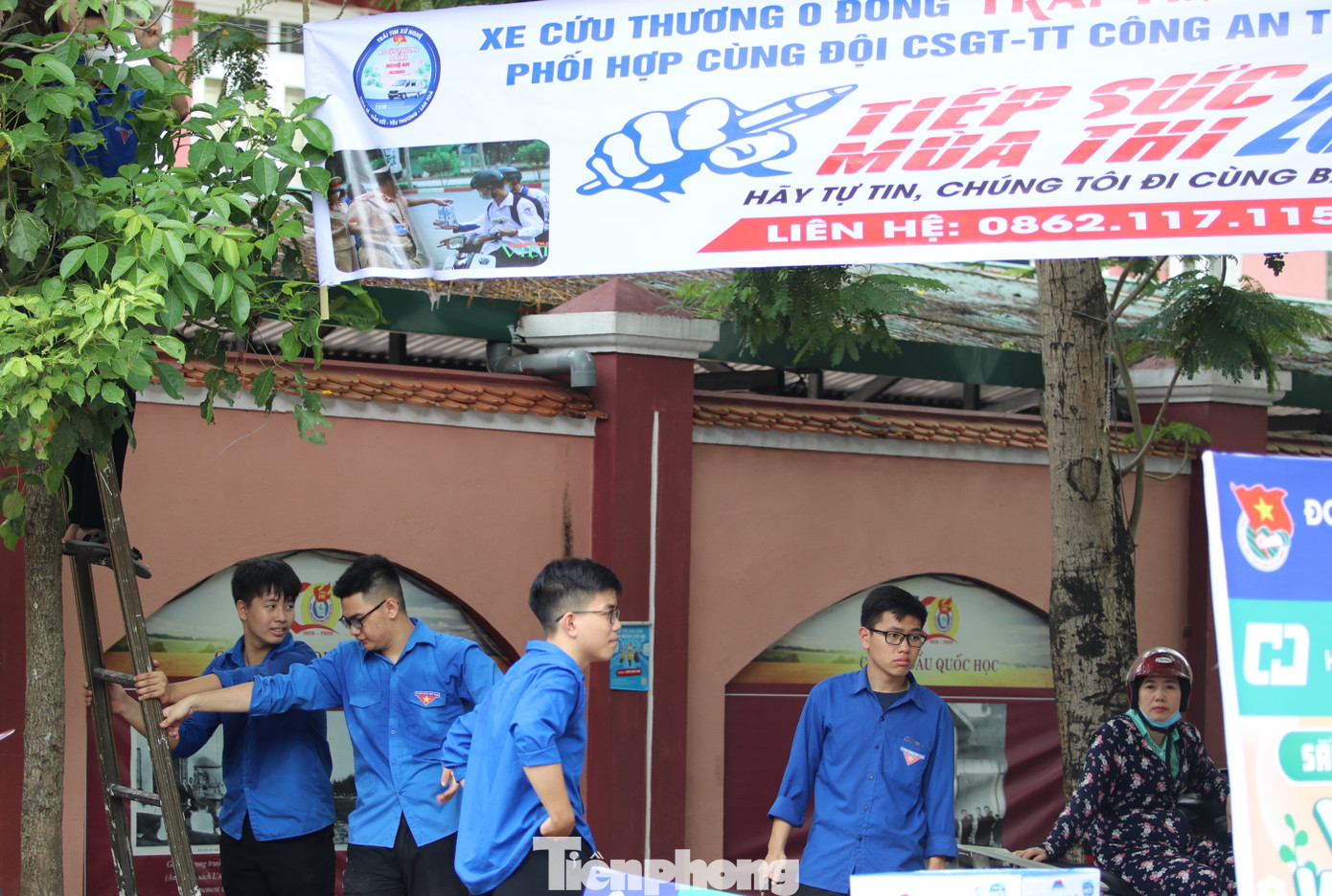 Tại điểm thi trường THPT Huỳnh Thúc Kháng (TP. Vinh, Nghệ An), đội thanh niên tình nguyện của trường đang tất bật hoàn thành việc treo phông bạt, chăng dây làm khu vực để các thí sinh gửi đồ dùng, gửi xe trong những ngày diễn ra kỳ thi. Tại điểm thi trường THPT Huỳnh Thúc Kháng (TP. Vinh, Nghệ An), đội thanh niên tình nguyện của trường đang tất bật hoàn thành việc treo phông bạt, chăng dây làm khu vực để các thí sinh gửi đồ dùng, gửi xe trong những ngày diễn ra kỳ thi.