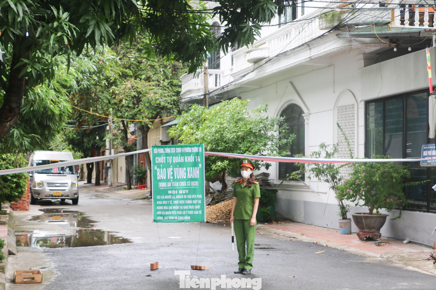 Trung úy Cao Thị Thảo - Công an phường Trường Thi kiểm tra tại chốt tự quản khối 14. Vùng Xanh được bảo vệ an toàn là một trong những động thái tích cực trong việc phòng chống dịch lây lan.