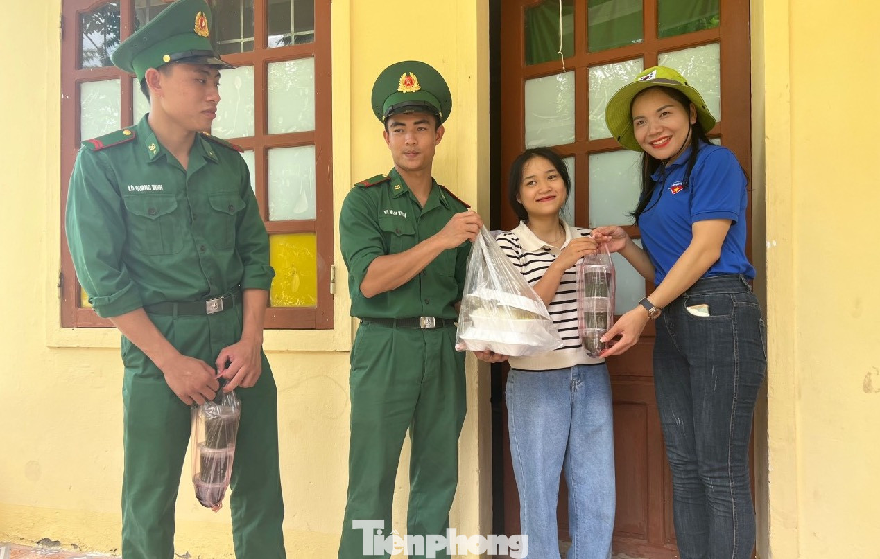 Sau khi nấu xong, các đoàn viên phối hợp với các lực lượng chức năng đến tận các phòng trọ để trao những suất ăn cho các thí sinh.