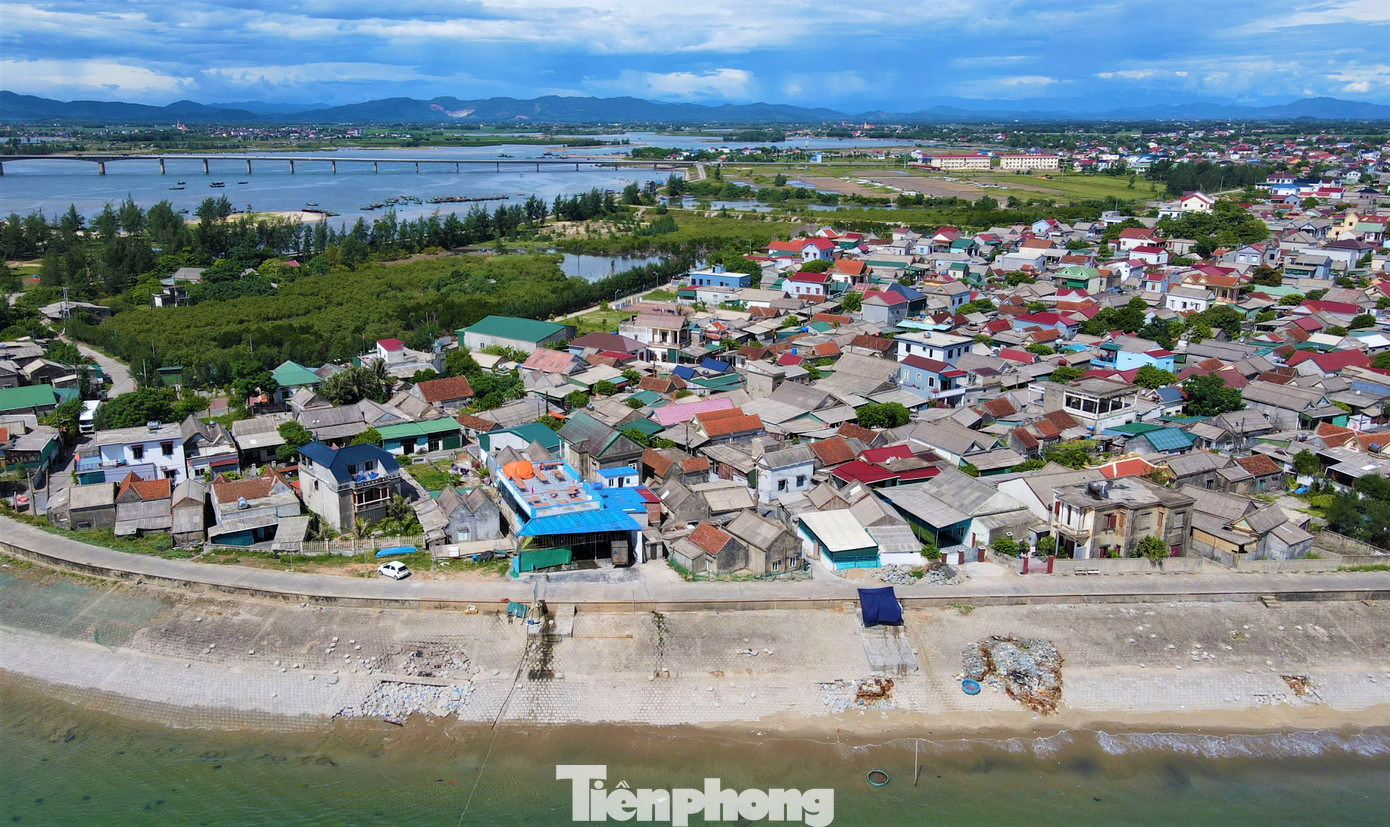 Hơn 20 năm sử dụng, vào giữa năm 2022 vừa qua, đợt mưa lớn cùng áp lực triều cường khiến công trình này xuất hiện nhiều điểm sạt lở và ngày càng lan rộng.