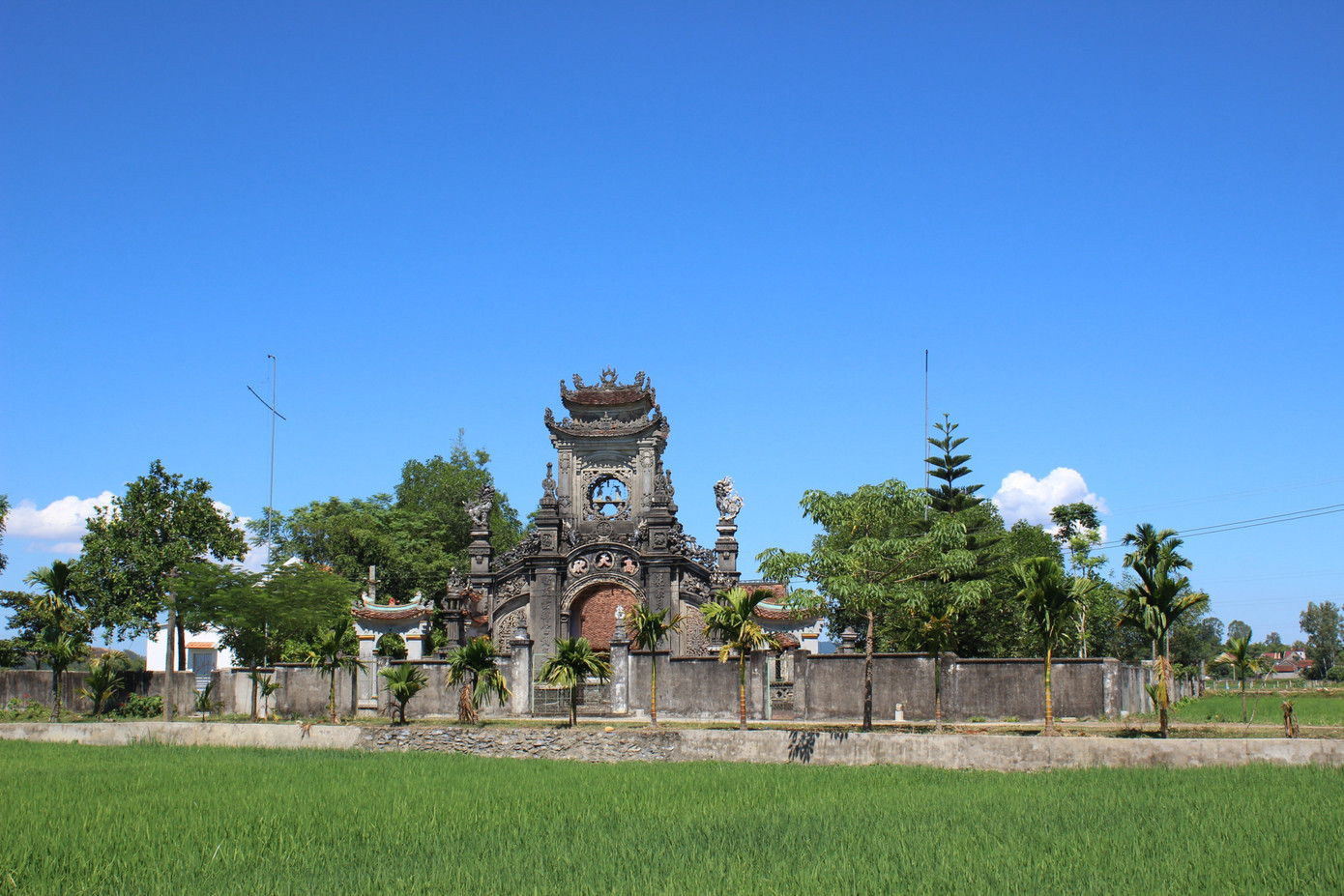 Phủ Đàng Cao nằm ở cánh đồng Am (thuộc xã Thanh Văn, Thanh Chương, Nghệ An). Phủ được xây dựng từ thế kỷ XVI để thờ 3 nhân vật lịch sử: Thái phó Tấn quốc công Nguyễn Cảnh Hoan, Cường quận công Nguyễn Cảnh Vạn, Phó nham hầu Nguyễn Cảnh Yên. Phủ Đàng Cao nằm ở cánh đồng Am (thuộc xã Thanh Văn, Thanh Chương, Nghệ An). Phủ được xây dựng từ thế kỷ XVI để thờ 3 nhân vật lịch sử: Thái phó Tấn quốc công Nguyễn Cảnh Hoan, Cường quận công Nguyễn Cảnh Vạn, Phó nham hầu Nguyễn Cảnh Yên.