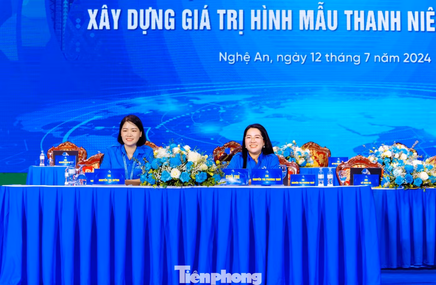 Chị Nguyễn Thị Phương Thúy và chị Nguyễn Thị Quỳnh - Trưởng ban Tuyên giáo Tỉnh Đoàn chủ trì diễn đàn thảo luận.