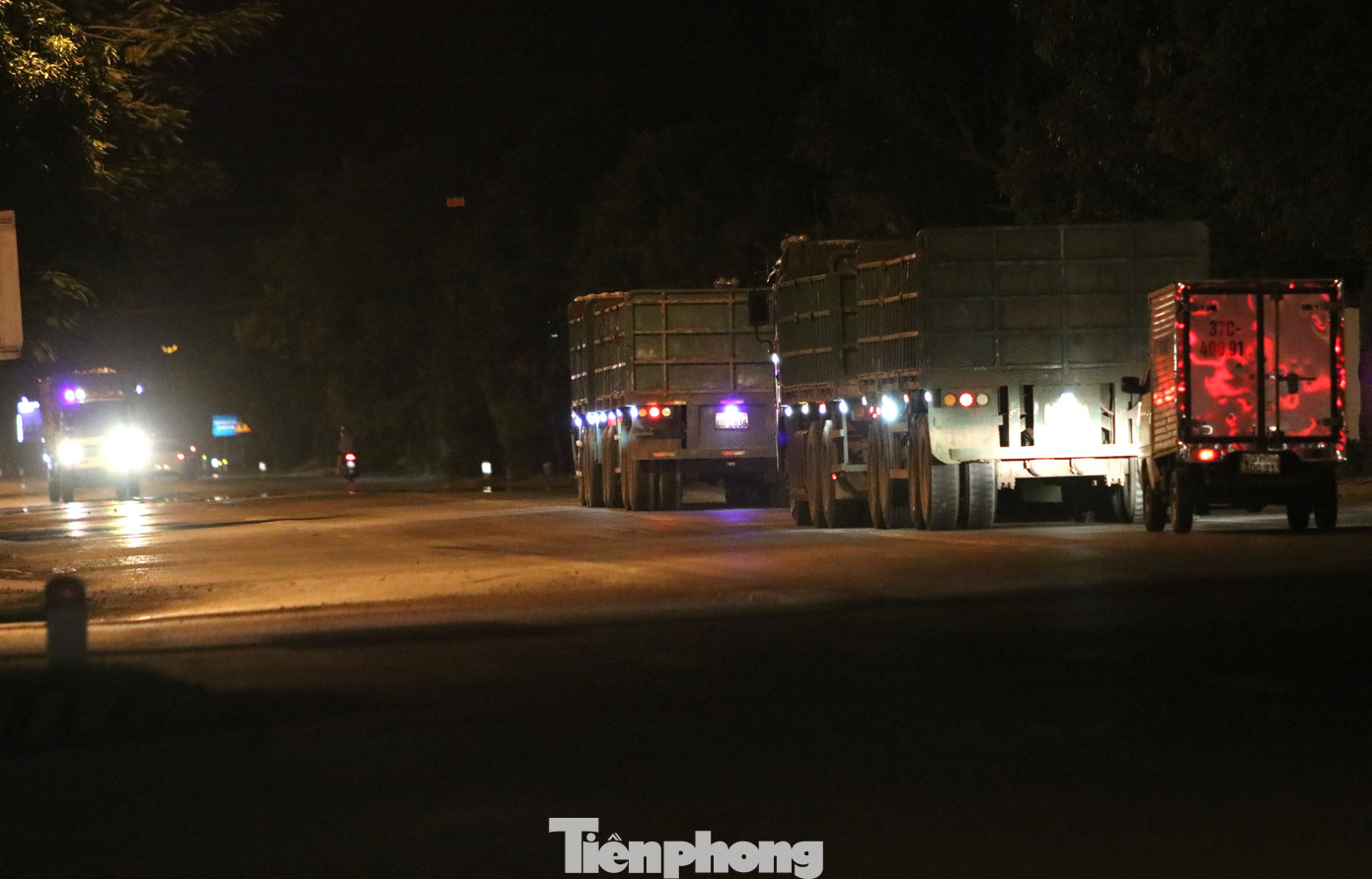 Ông Hoàng Phú Hiền - Giám đốc Sở GTVT Nghệ An cho biết, tuyến đường ven biển hiện chưa bàn giao đưa vào sử dụng nên xe tải chưa được phép lưu thông. "Bây giờ đơn vị thi công đã cấm đường ven biển để sơn sửa và hoàn thiện một số hạng mục rồi mới bàn giao đưa vào sử dụng", ông Hoàng Phú Hiền nói. Đường rảnh nên nhiều xe tải đã chọn đi qua đường này sang Nghệ An, tránh được trạm thu phí cầu Bến Thủy.