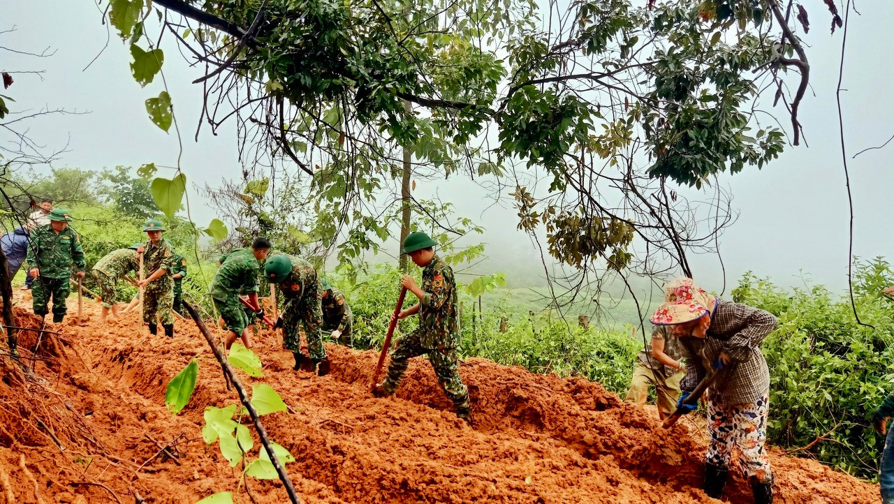 Còn với giao thông địa phương, thống kê đến trưa 29/9 của ngành chức năng thì có 11.469 m đường bị sạt lở; Cầu loại nhỏ bị hư hỏng: 4 cầu; Cầu tràn bị ngập: 71 cái; Cống bị hư hỏng, cuốn trôi: 7 cống; Điểm đường giao thông bị sạt lở: 80 điểm.