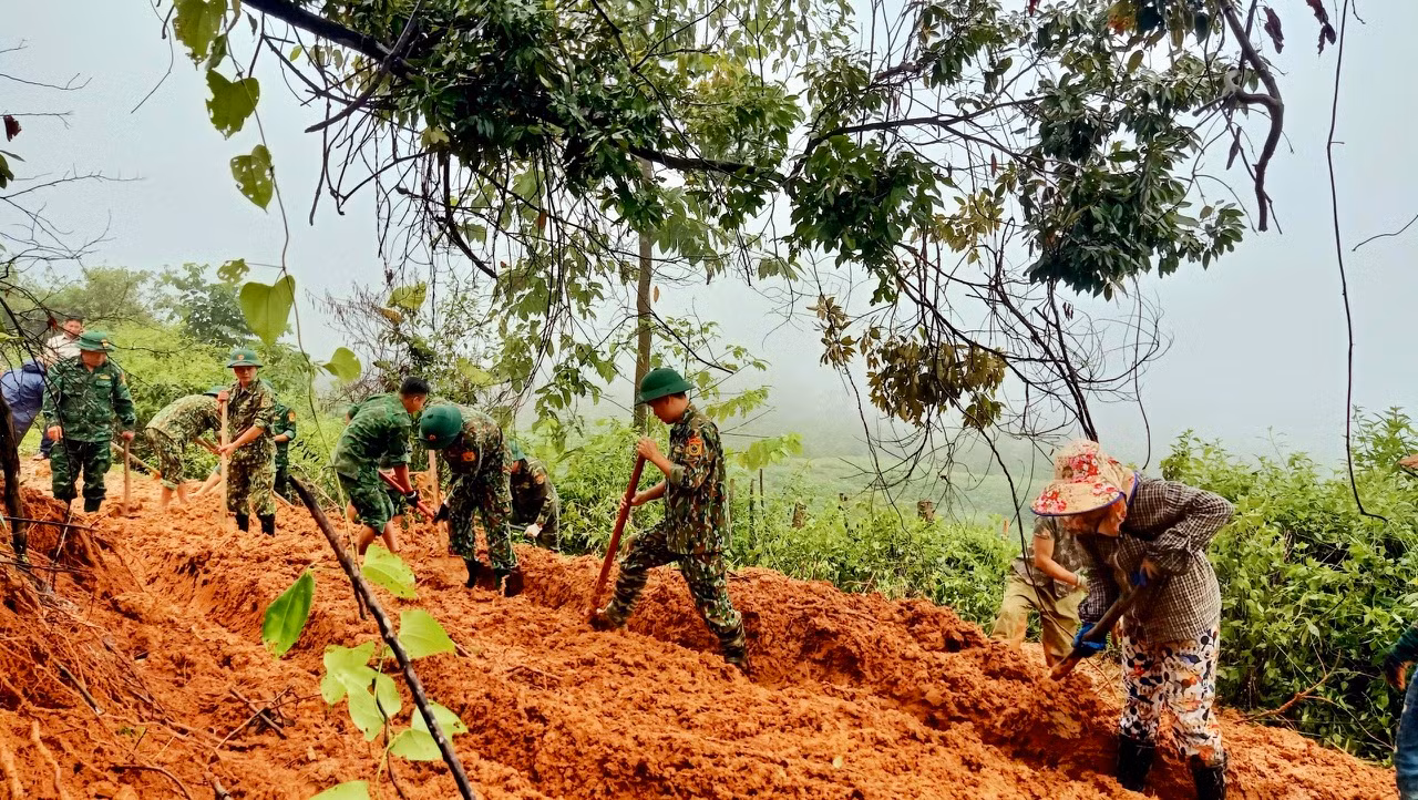 Còn với giao thông địa phương, thống kê đến trưa 29/9 của ngành chức năng thì có 11.469 m đường bị sạt lở; Cầu loại nhỏ bị hư hỏng: 4 cầu; Cầu tràn bị ngập: 71 cái; Cống bị hư hỏng, cuốn trôi: 7 cống; Điểm đường giao thông bị sạt lở: 80 điểm.