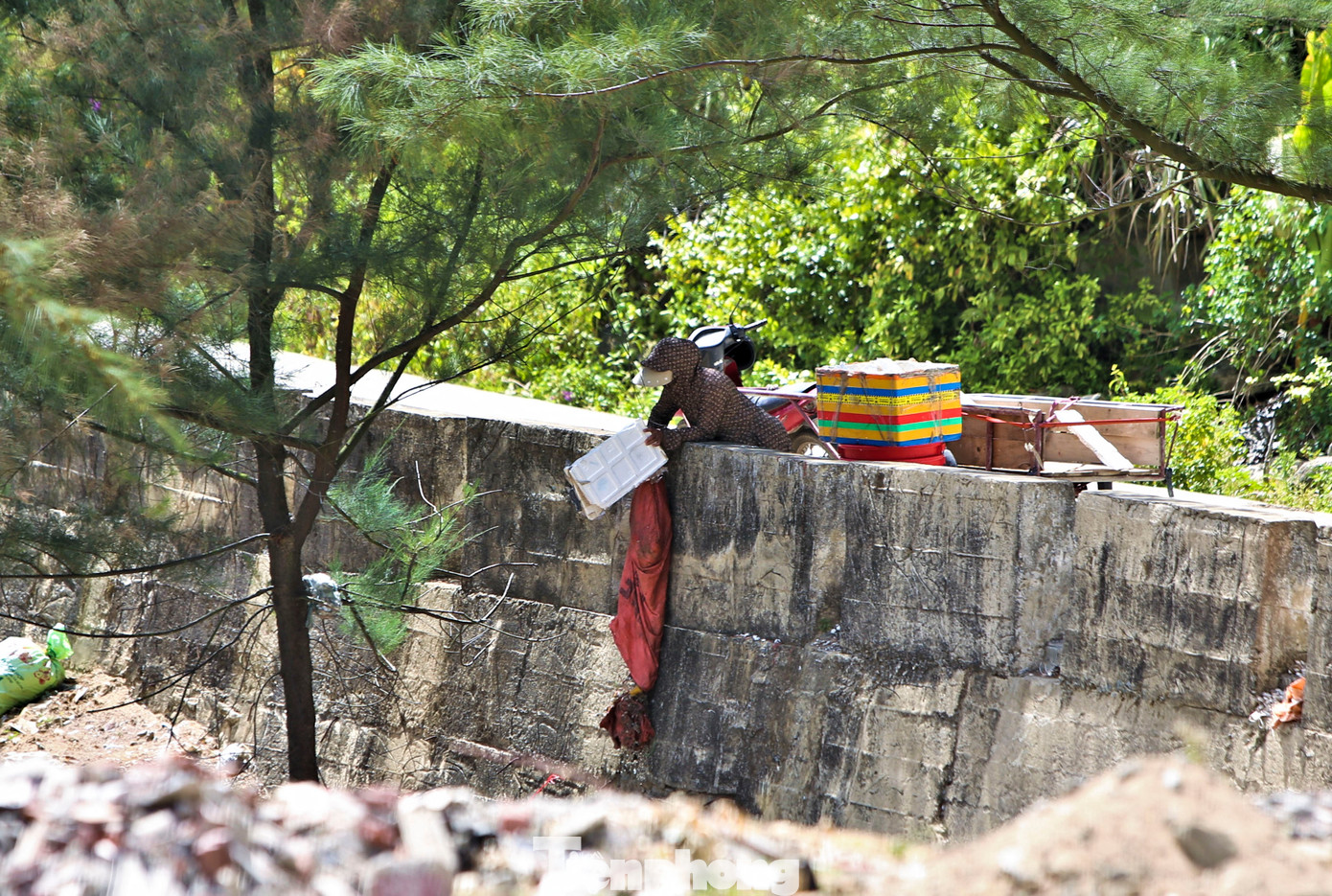 Lãnh đạo UBND xã Cẩm Lĩnh cho hay, khu vực người dân vứt bỏ rác thải chỉ có một số quán hàng buôn bán, ít người dân sinh sống nên việc phát hiện, xử lý gặp khá nhiều khó khăn. Xã từng nhiều lần tuyên truyền, thu dọn song tình trạng vẫn diễn ra.