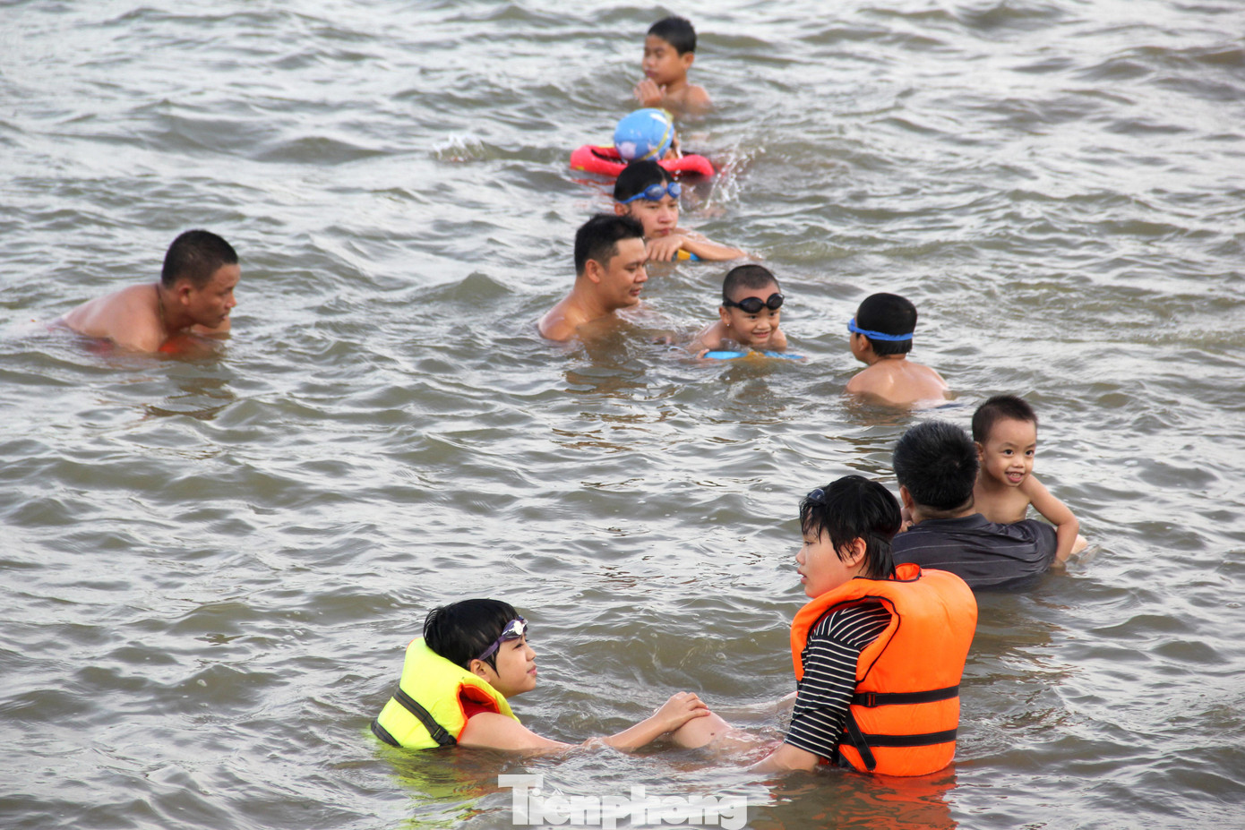 Phần lớn người dân tắm mát ở đây đều trang bị áo phao để đảm bảo an toàn. Tuy nhiên, không ít người dân vẫn tỏ ra khá chủ quan khi chỉ trang bị một can nhựa hoặc thùng xốp… bên mình khi lao xuống nước.