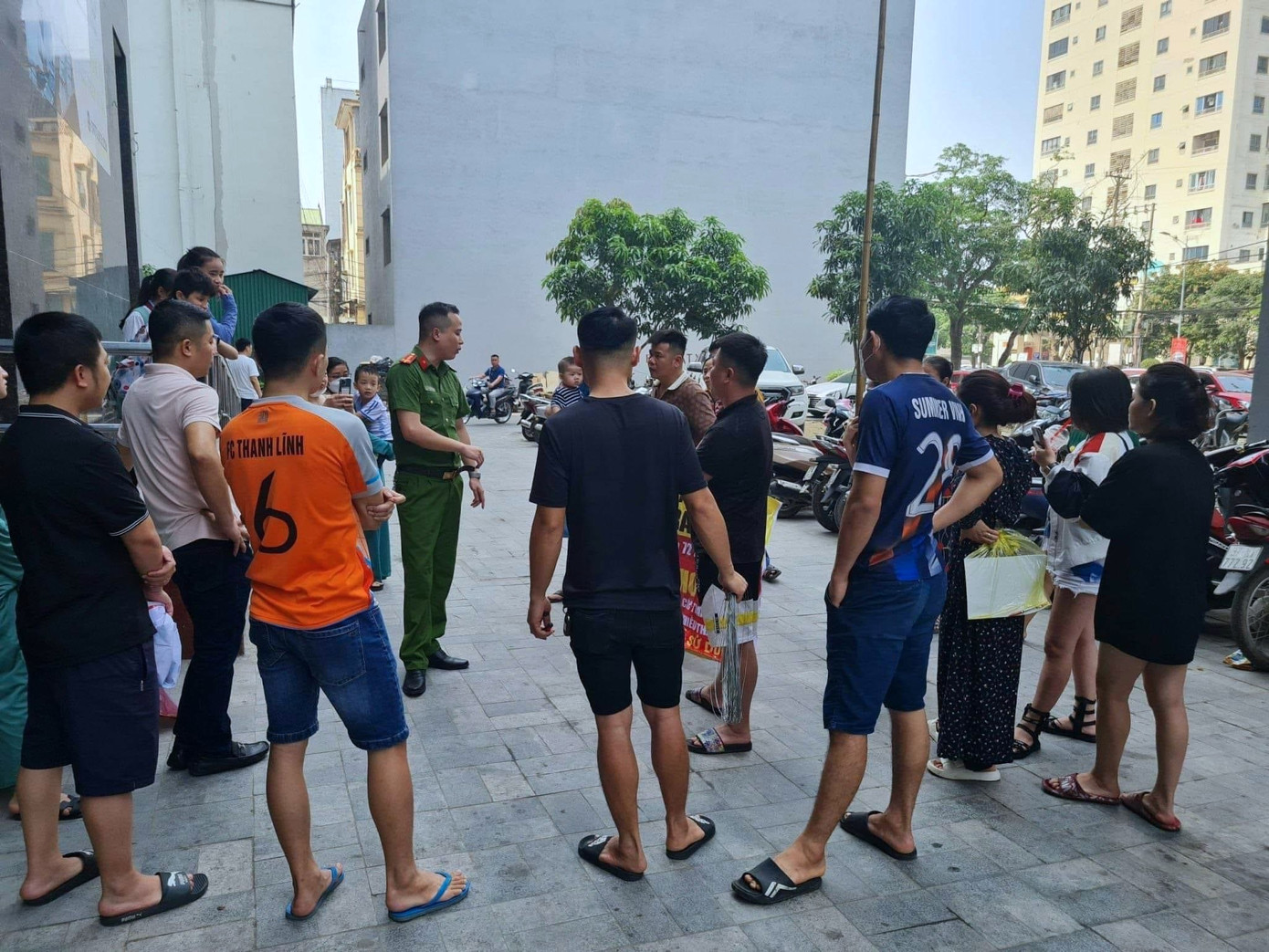 Công an phường Hưng Bình đến yêu cầu người dân chỉ được căng băng rôn trong khu vực chung cư và không được đưa ra ngoài để đảm bảo.