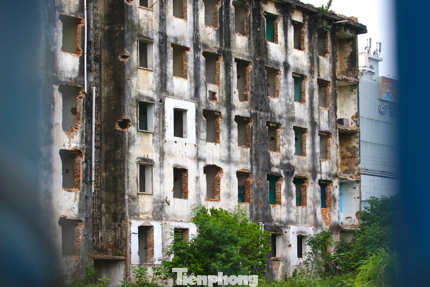 Trước đó, người dân trong tòa chung cư này cũng mong muốn cơ quan chức năng sớm có kế hoạch xây dựng mới lại tòa nhà. Bởi tòa chung cư đã có tuổi đời hơn 40 năm, toàn bộ nhà đã xuống cấp hư hỏng, người dân luôn sống trong lo sợ.