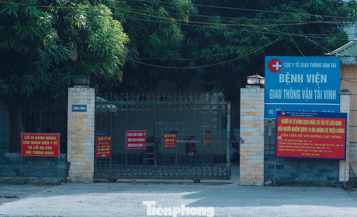 Bác sỹ CKII Nguyễn Văn Mạnh - Trưởng khoa Thận tiết niệu và lọc máu, Bệnh viện Giao thông Vận tải Vinh cho biết, từ ngày 13/6, thành phố Vinh xuất hiện ca đầu tiên dương tính với virus SARS-CoV-2, bệnh viện vẫn hoạt động bình thường. Đến ngày 19/6, thành phố Vinh thực hiện chỉ thị 16 của Thủ tướng Chính phủ để phòng chống dịch COVID-19 thì hầu hết bệnh nhân ở lại bệnh viện. Bệnh nhân đến điều trị đều được test nhanh, kể cả người nhà.