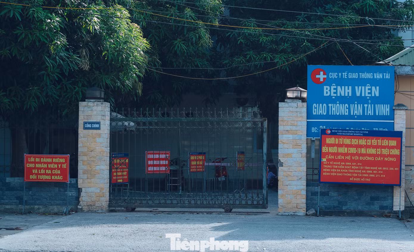 Bác sỹ CKII Nguyễn Văn Mạnh - Trưởng khoa Thận tiết niệu và lọc máu, Bệnh viện Giao thông Vận tải Vinh cho biết, từ ngày 13/6, thành phố Vinh xuất hiện ca đầu tiên dương tính với virus SARS-CoV-2, bệnh viện vẫn hoạt động bình thường. Đến ngày 19/6, thành phố Vinh thực hiện chỉ thị 16 của Thủ tướng Chính phủ để phòng chống dịch COVID-19 thì hầu hết bệnh nhân ở lại bệnh viện. Bệnh nhân đến điều trị đều được test nhanh, kể cả người nhà.