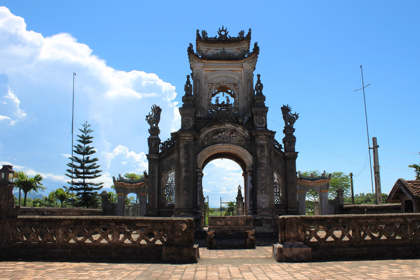 Toàn bộ khuôn viên Phủ Đàng Cao rộng gần 2000m2 với nhiều công trình lớn nhỏ khác nhau như: nghi môn, hạ, trung, thượng điện, cảnh quan hồ sen... Theo các cao niên và gia phả họ Nguyễn Cảnh, thượng điện và hạ điện là do làng xã khởi lập. Còn trung điện và nghi môn (cổng tam quan) là do con cháu họ Nguyễn Cảnh xây dựng. Toàn bộ khuôn viên Phủ Đàng Cao rộng gần 2000m2 với nhiều công trình lớn nhỏ khác nhau như: nghi môn, hạ, trung, thượng điện, cảnh quan hồ sen... Theo các cao niên và gia phả họ Nguyễn Cảnh, thượng điện và hạ điện là do làng xã khởi lập. Còn trung điện và nghi môn (cổng tam quan) là do con cháu họ Nguyễn Cảnh xây dựng.