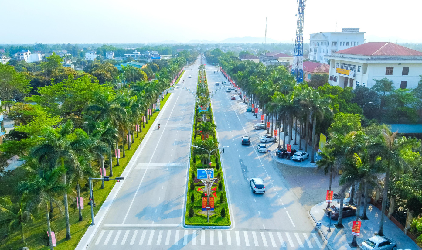 Sau 2 năm “ngủ đông” do COVID-19, lúc này Cửa Lò đã khoác lên màu áo mới. Các tuyến phố cũng được “tân trang”, dọn dẹp lại khang trang để phục vụ cho mùa du lịch.