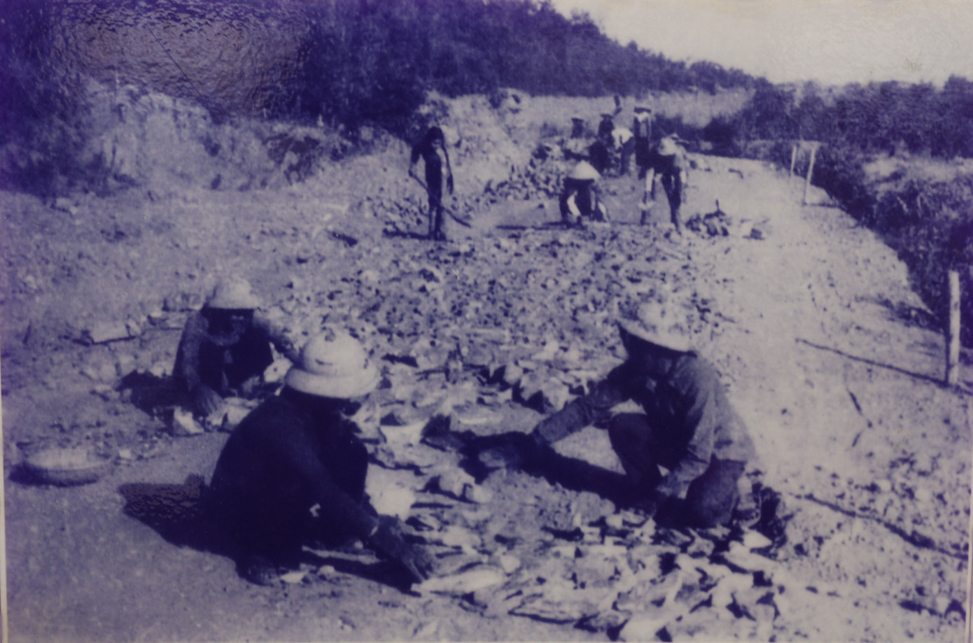 Con đường bị cày xới do bom đạn được các tiểu đội TNXP lát đá để xe ra tiền tuyến. (Ảnh tư liệu).