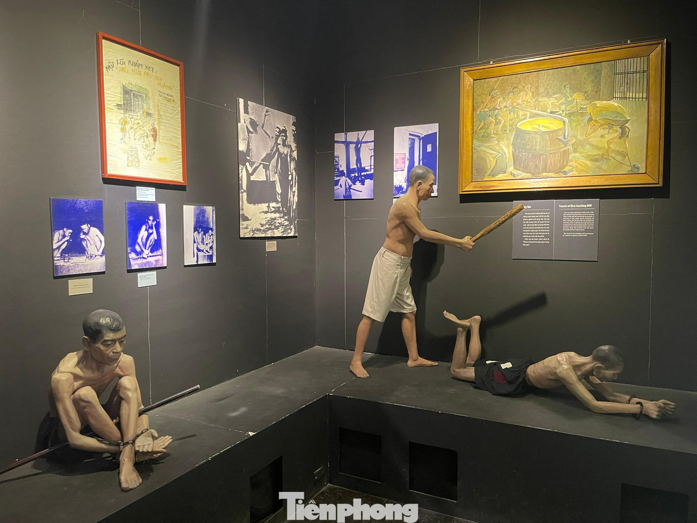 Hình ảnh những người tù bị thực dân, đế quốc, tay sai đánh đập, bức hình được tái hiện qua tượng sáp.