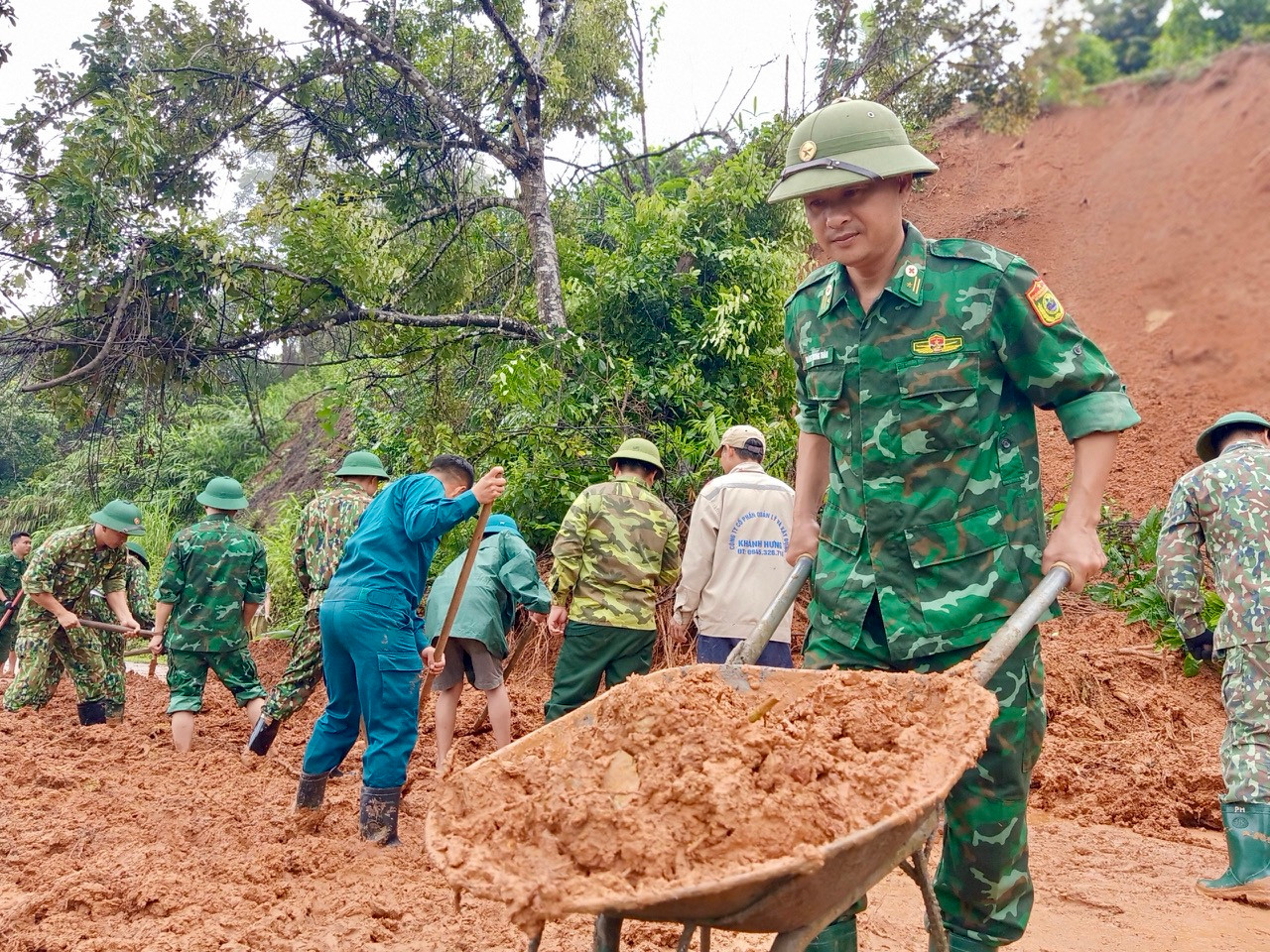 Ngoài ra, mưa lũ đã khiến 2.256 nhà dân bị ngập. Hiện nay nước đang rút, các hộ dân tiến hành dọn dẹp, khắc phục hậu quả. Số nhà bị cô lập: 973 nhà. Số nhà tạm bị sập hoàn toàn: 10 nhà. Số nhà bị ảnh hưởng: 255 nhà.