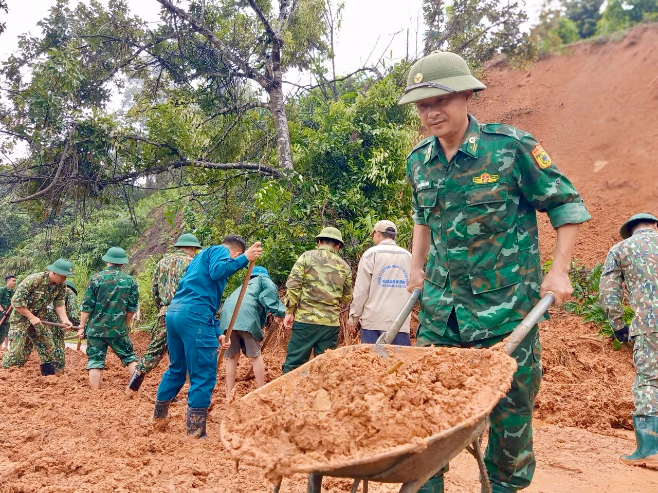 Ngoài ra, mưa lũ đã khiến 2.256 nhà dân bị ngập. Hiện nay nước đang rút, các hộ dân tiến hành dọn dẹp, khắc phục hậu quả. Số nhà bị cô lập: 973 nhà. Số nhà tạm bị sập hoàn toàn: 10 nhà. Số nhà bị ảnh hưởng: 255 nhà.