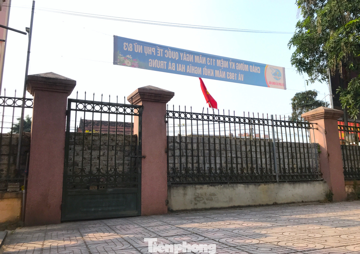 Theo ghi nhận của PV, trước đây cổng chính của trụ sở UBND xã Hưng Hòa nằm ở phía Tây Nam. Khi con đường phía trước trụ sở được nâng cao lên khoảng 1,5m, cổng trụ sở này đã bị xây chắn lại, không có lối ra vào.