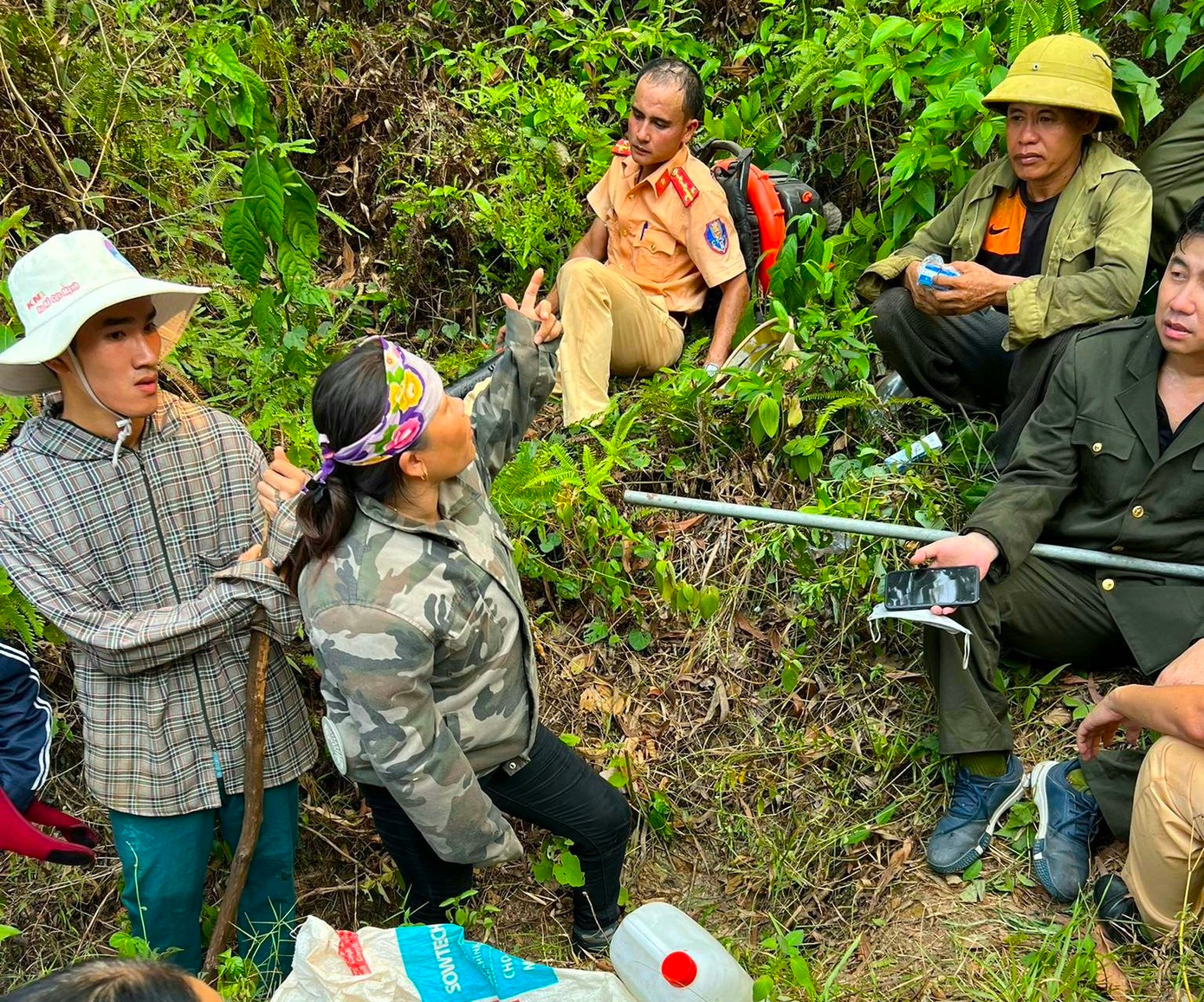Chủ tịch xã Thượng Tân Lộc cho biết, quá trình tham gia chữa cháy, khói bốc nghi ngút khiến nhiều người khó thở. May mắn được hỗ trợ kịp thời nên không ai có vấn đề nghiêm trọng về sức khỏe.