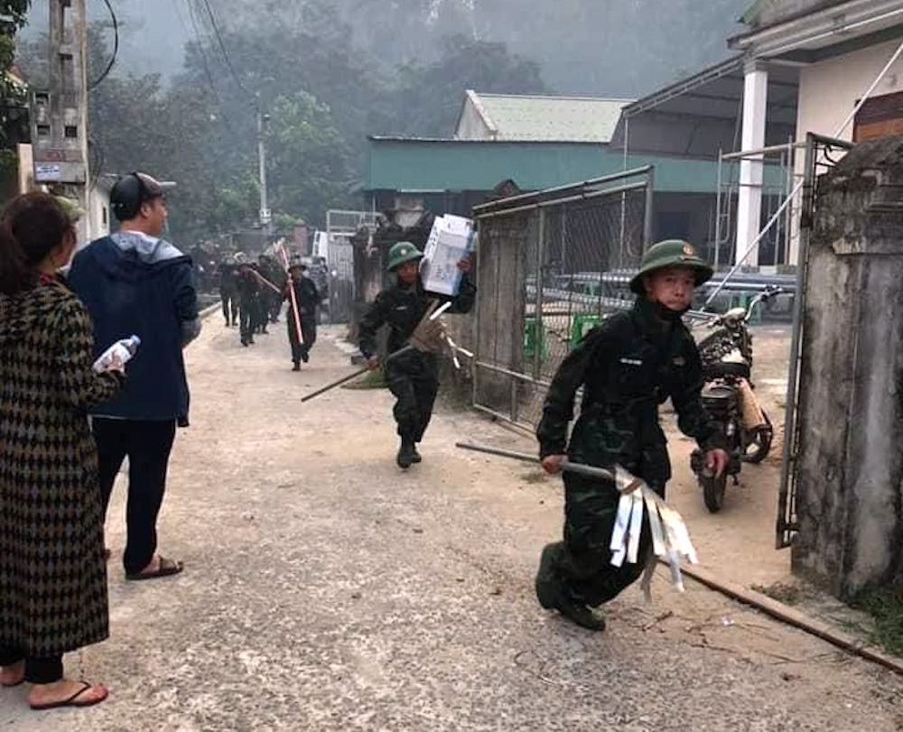 Các lực lượng chức năng khẩn trương dùng nhiều biện pháp, chổi, máy thổi, cành cây để cố gắng dập tắt đám cháy.