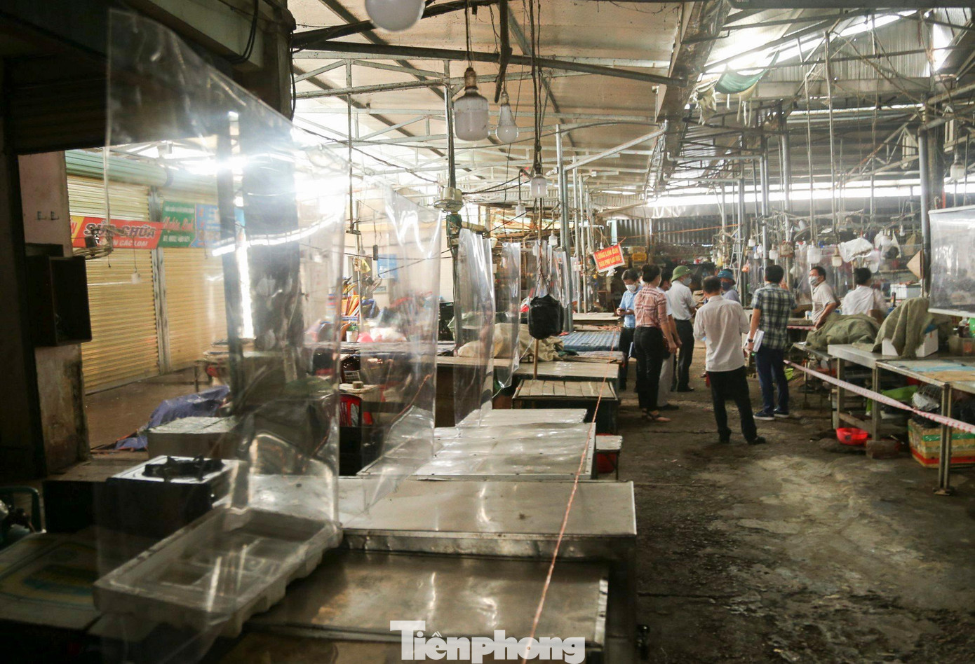 Đoàn công tác của TP Vinh và Sở Công thương Nghệ An kiểm tra tại chợ Bến Thủy.