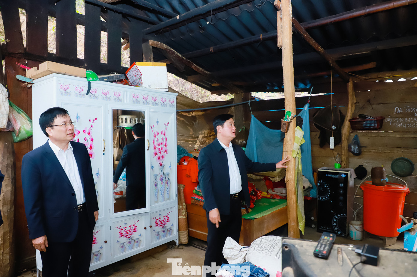 Bí thư Tỉnh ủy Thái Thanh Quý cùng đoàn công tác thăm hỏi các hộ gia đình hoàn cảnh khó khăn thuộc diện được hỗ trợ xây dựng nhà mới.