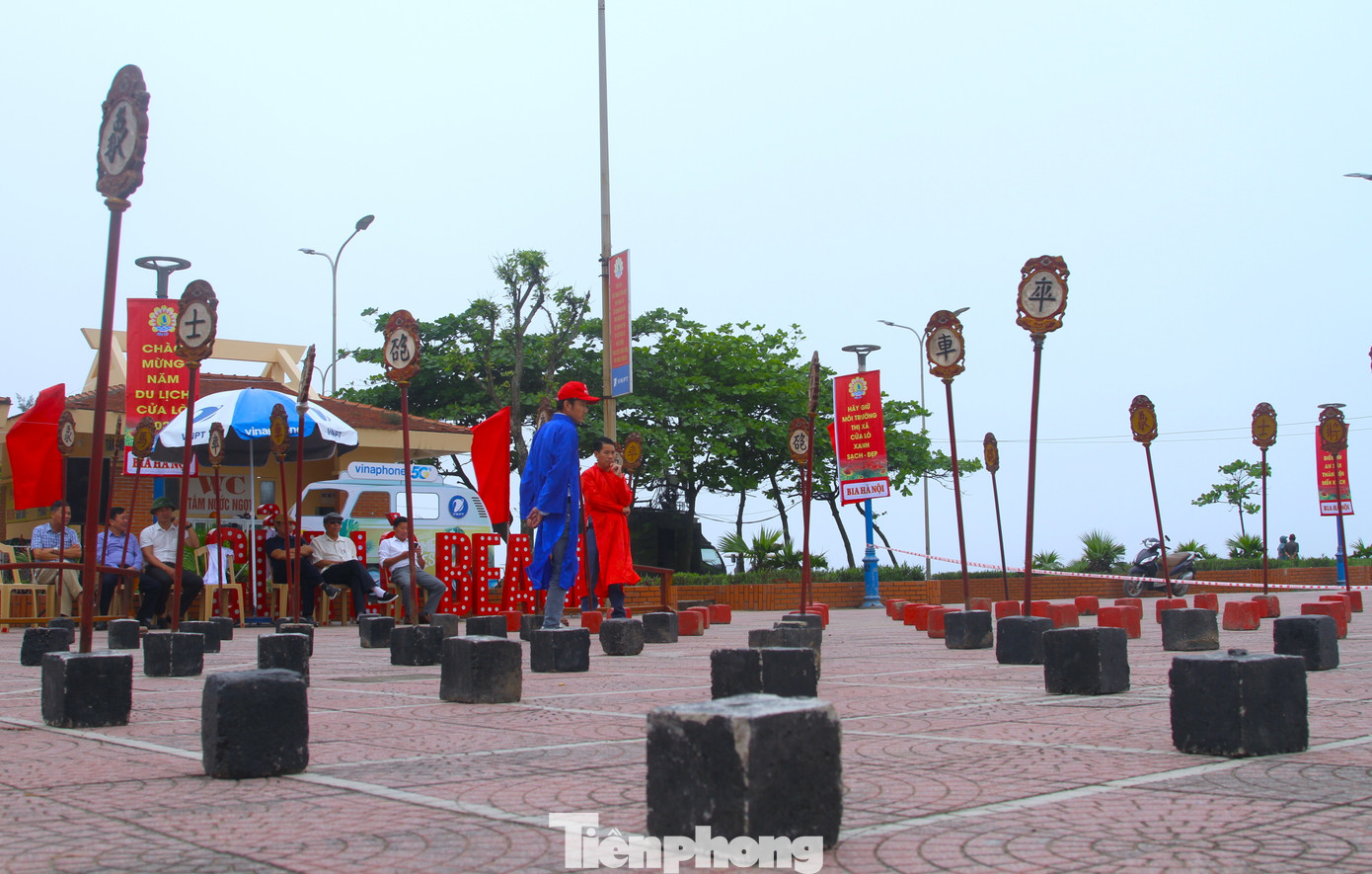 Cũng trong ngày 12/4, tại quảng trường Bình Minh, Trung tâm Văn hóa, Thể thao và Truyền thông thị xã Cửa Lò phối hợp với Hội người cao tuổi tổ chức giải cờ thẻ chào mừng khai trương Lễ hội du lịch Cửa Lò năm 2023.