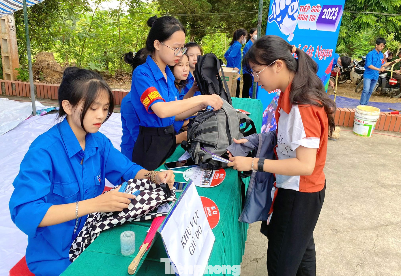 Thanh niên tình nguyện còn hết mình hỗ trợ các thí sinh trong việc giữ đồ, hướng dẫn thí sinh những đồ dùng nào mang được vào phòng thi và kiểm tra giúp thí sinh còn quên giấy tờ gì, đảm bảo quá trình thi diễn ra tốt đẹp.