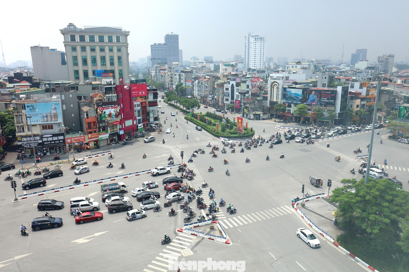 Theo tư liệu lịch sử, Ô Chợ Dừa nằm ở phía Tây của kinh thành Thăng Long và là nơi có những chợ nhỏ họp dưới những hàng dừa rợp bóng. Theo tư liệu lịch sử, Ô Chợ Dừa nằm ở phía Tây của kinh thành Thăng Long và là nơi có những chợ nhỏ họp dưới những hàng dừa rợp bóng.