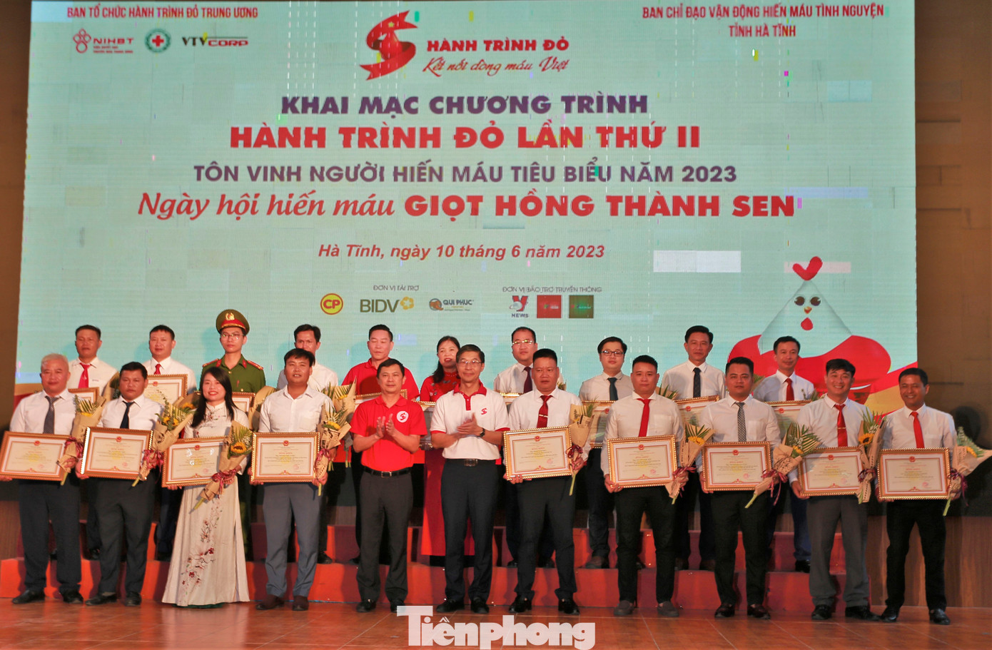 Tại buổi lễ, Ban chỉ đạo vận động hiến máu tình nguyện tỉnh đã vinh danh, tặng bằng khen một tập thể và 19 cá nhân tiêu biểu trong phong trào hiến máu tình nguyện năm 2023.